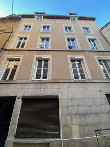 ESPACE IMMO OFFERS YOU in RODEZ, HISTORIC CENTER, this 85m2 plateau to be fitted out in a completely renovated building. Apartment with a southern exposure overlooking a green area, offering great tranquility in the city center. New roof, renovated f...