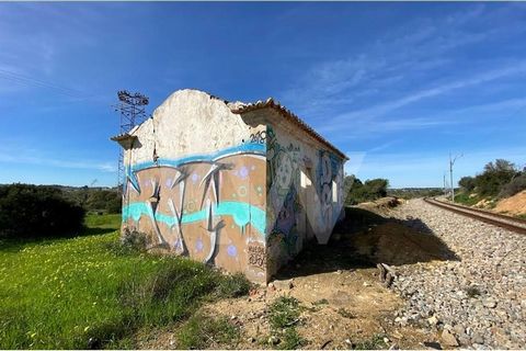 A ruin to rebuild, inserted in a plot of 11.520 m2. This ruin is located just about 1000 meters from the center of Algoz. This ruin used to be the old house for the railroad guard.  This could be your new project. Book your viewing now. Algoz is a to...