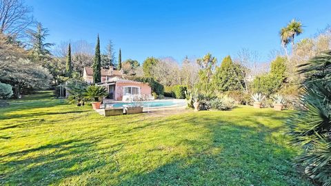 In a quiet location, beautiful Provencal villa with approx. 210 m2 living space (approx. 300 m2 total surface area) Accommodation comprising a double living/dining room, an independent kitchen, 2 suites with bathroom and independent toilet. The 1st f...
