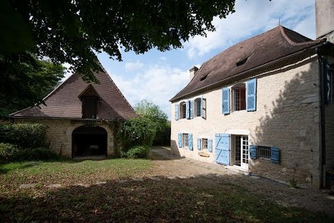 Located three kilometres from Souillac, this complex of character has been an inn called Le Lion d'Or since the 16th century. The main house has 9 rooms including 3 master bedrooms as well as 3 double bedrooms and a shower room, for about 300 m² of l...