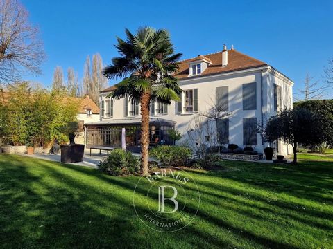 78 - Médan 78670 - In the centre of the village of Médan, magnificent house dating from 1870 that has been completely renovated and extended. On a 2,476m² (0.6 acres) plot of land, the property is composed of a main house offering a surface area of a...