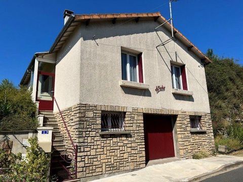 Town proeprty in good condition on its plot of over 300 m², offering beautiful views over the town. Ideal for a first purchase or for a couple wishing to settle in Charente. This property comprises: Ground floor - Entrance hall (4 m²) : lino, cupboar...