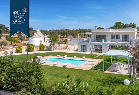 This modern villa with two cone -shaped Trullo in Zetuni, Irie's region, is an exclusive housing in one of the most attractive areas of Salento. Real estate with a total area of ​​366 square meters embodies the Apulian architectural tradition wi...