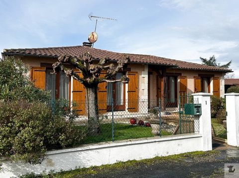 Bergerac, left bank, come and discover this charming single-storey house located close to amenities. This is composed of an entrance opening onto a large living room of 28 m2, an independent fitted and equipped kitchen of 12 m2, 3 bedrooms, two of wh...