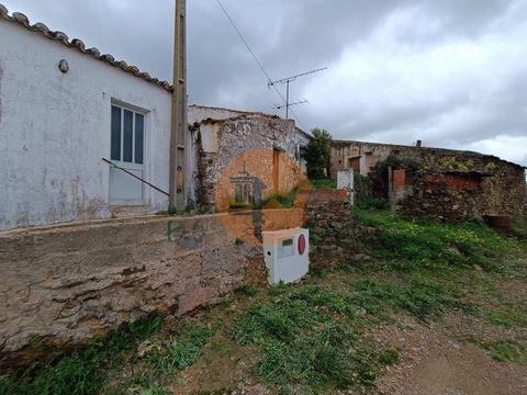 Huis om bij te komen, in het centrum van het dorp Corte do Gago in Castro Marim - Algarve. Mogelijkheid om een huis met garage te herbouwen. Gelegen in een pittoresk dorpje in de parochie van Azinhal in Castro Marim. Vrij uitzicht op de bergen van de...