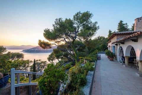 Welcome to this villa exclusively located in the highly sought-after area of Saint-Jean-Cap-Ferrat, offering panoramic views facing west of the Mediterranean, mountains and coastline along the Cote d'Azur. This is a rare opportunity to acquire a spac...
