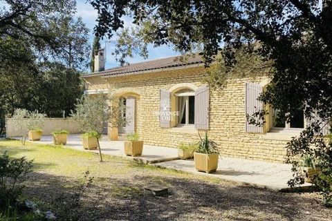 Provence Home, l'agence immobilière du Luberon, vous propose à la vente charmante maison de plain-pied en pierres sèches, située dans le paisible village de Maubec, face au Luberon. Cette propriété paisible s'étend sur un terrain arboré et clôturé de...
