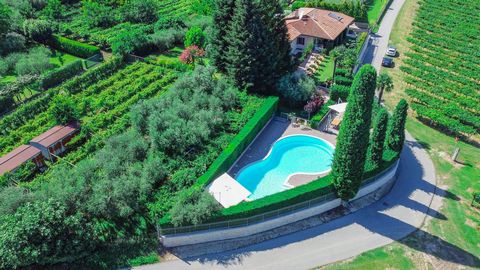 Immersed in greenery, just a few minutes from Lake Garda and the centre of Bardolino, we offer this detached villa in a distinctive Italian style. The large and well-kept garden of 2700 m² embellished by numerous olive trees, the private swimming poo...