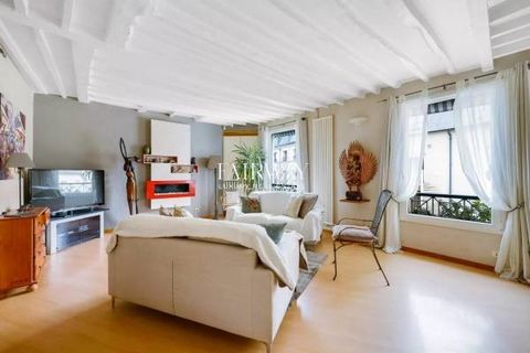 Fairway Luxury Real Estate offers you, in the heart of the Batignolles district, in close proximity to Rue des Dames, this unique top-floor apartment spanning 82.34 sqm, located on the 3rd and 4th floors of a charming 1880s building accessed by stair...