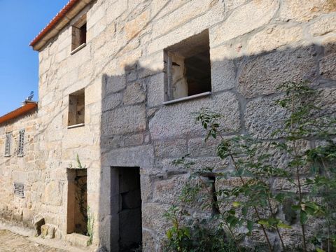 House/house or small farm in Tondela, with about 1300 m2 of total area, consisting of three houses with independent items. One of the three villas is completely renovated and ready to move in. The other two villas are in the rehabilitation phase. The...