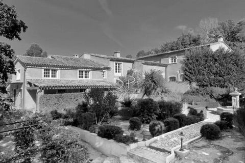 LORGUES FOR SALE magnificent property composed of 5 dwellings, 2 swimming pools, pool house, part farm with animals, on 19 hectares of landscaped countryside. High quality services for 3 homes. Features: - SwimmingPool
