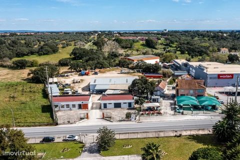 Set of industrial pavilions for sale with 829 m² of gross construction area and implantation area. Located near the center of Cartaxo, Santarém, in the middle of the national road N3. These properties near Pingo Doce and the Continent of Cartaxo, are...