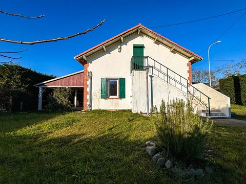 House of 160m2 on 2 levels composed of a living room with pellet stove, a separate kitchen, 4 bedrooms, 2 bathrooms, a very large mezzanine. Ideal for a family holiday or rental investment, the house can be separated into 2 dwellings. To visit withou...