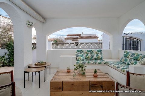 Situated on a plot of 192 m², this single-storey house with an area of 78 m² consists of a beautiful and spacious living room with fully equipped kitchenette, two double bedrooms (one of which is en suite), an additional bathroom with shower and a se...