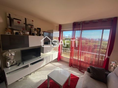 1st line apartment with sea view Located in Cap d Agde (34300), Le Môle sector, this apartment benefits from a privileged location offering a breathtaking view of the sea. Close to shops and local activities, its location 150m from the beach makes it...