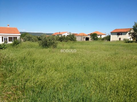 For sale is a building land in the village Neviđane on the island of Pašman. The total plot of 789 m2 is located on a flat area along the road. It is 200 m away from the sea and 400 m away from the center.