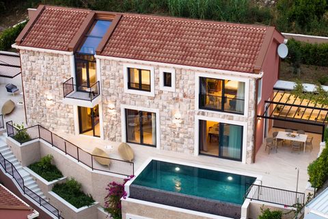 Location: Dubrovačko-neretvanska županija, Dubrovačko Primorje, Slano. A luxurious stone villa by the coast of Dubrovnik is for sale. This imposing property is decorated in an authentic modern Mediterranean style. The villa covers a net area of 180 m...