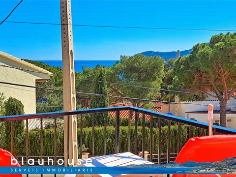 Llançà (Costa Brava) - Apartment with terrace and sea view in the upper part of Carboneras, very close to the beaches in all directions and with easy access to the Port with all the shops, restaurants and leisure offer. Located on the first floor, it...