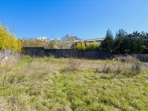Gard (30), new exclusivity, for sale in Poulx, 10 minutes from Nimes, a flat building plot of 515m², serviced with water, electricity and mains drainage, excluding subdivision. with a possible footprint of 0.25 or almost 130m², R+2 height of 7 meters...