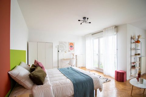 Discover our vast 24 m² bedroom. It's for rent in a 90 m² flat on the seventh floor of a charming residence in Saint-Denis. Do you like a warm, inviting atmosphere? You won't be disappointed with this room, punctuated with green and terracotta. It's ...