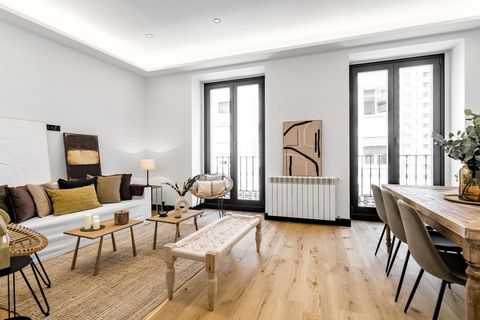 An apartment with great potential to renovate is for sale in an exceptional location in Madrid. This property is strategically located a few minutes from two of the most emblematic places in the city: the Plaza de España and the Gran Vía. The apartme...