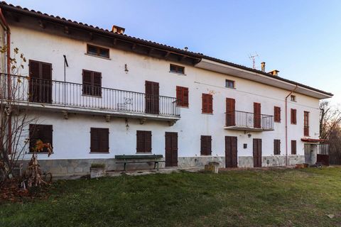 We sell in the municipality of Rocchetta Tanaro, Gatti hamlet, at the entrance to the Tanaro Natural Park, a small village made up of various buildings and various apartments for a total of 1500 m2. with the possibility of creating both apartments an...