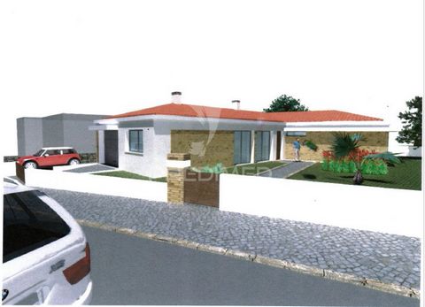 Urban land with 645 m2 located in Eira da Pedra, Fátima with project for a 3+1 bedroom villa and garage. A massive concrete slab has already been built and will be the base of the house. The project includes a closed garage, kitchen, living room, off...