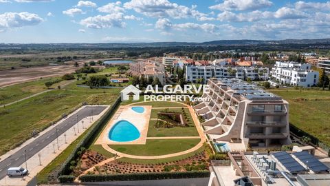 Located in Vilamoura. Fabulous two bedroom apartment excellently located 10 minutes's walk to the Marina in Vilamoura and the beach. Modern complex with communal swimming pool and gardens. 129 sq.m. of built area. Top quality modern finishes. The apa...