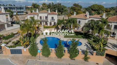 Cette maison de ville moderne de 3 chambres à Albufeira, en Algarve, est située dans une copropriété privée avec des espaces verts et une piscine pour adultes et enfants. Bénéficiant d'une situation centrale et proche des commodités, elle permet d'ac...