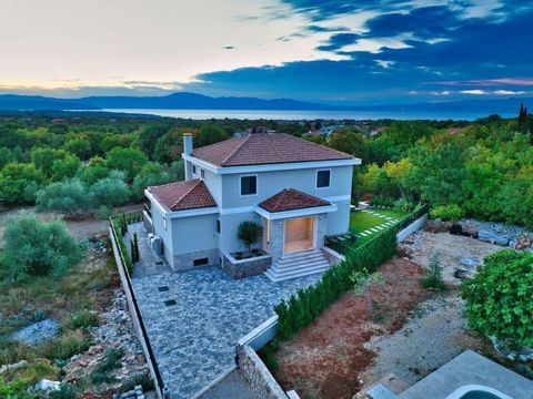 Herrliche neu gebaute Villa mit Swimmingpool in der Stadt Krk, mit weitem Meerblick!! Die Gesamtnutzfläche beträgt ca. 200 qm Grundstück ist 1200 qm groß. Villa bietet vier Schlafzimmer, vier Badezimmer, Salon mit Ess- und Wohnbereich, moderne Küche,...