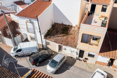 Located in Lagos. Situated in the typical Portuguese village of Bensafrim in a quiet location, approx. 10 km. from the city of Lagos and close to several amenities such as restaurants, cafes and pharmacy, this small house with total area of 44.70m2, ...