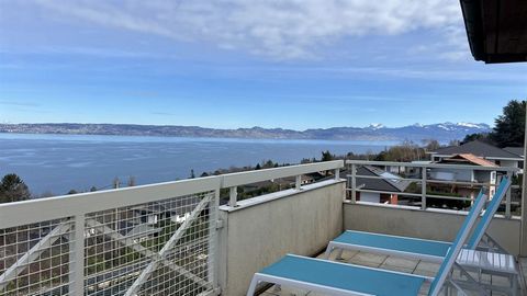 In the immediate vicinity of the Evian golf course, discover this duplex apartment of 219.40 m2 with a breathtaking view of Lake Geneva. On the main level, a large living room/lounge of 73m2 with access to a panoramic lake view balcony, an independen...