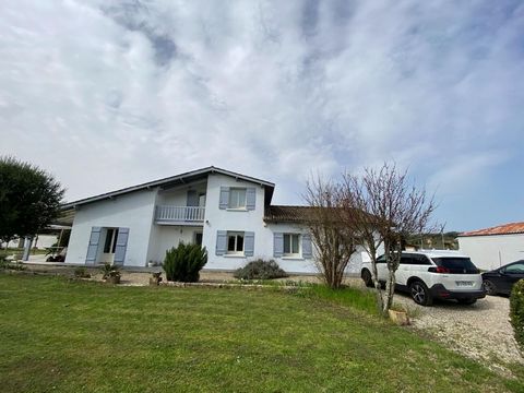 Beautiful Landes house of approximately 235m2 of living space having benefited from a recent renovation. It offers on the ground floor, an entrance which opens onto a large living room of 65 m2 with beautiful volumes (large stone fireplace) and the d...