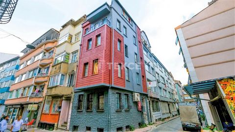 Immeuble Entièrement Meublé et Rénové avec Ascenseur et 6 Studios à Fatih Iskenderpasa L'immeuble est situé à Iskenderpasa, dans le quartier de Fatih à Istanbul. L'immeuble se distingue par sa localisation à proximité des commodités quotidiennes. L'i...