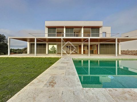 Lucas Fox presents this incredible new build villa located in the famous Santo Tomás development , in the highest and most secluded area, but a few minutes walk from the beach along a small dirt path. It is a modern construction, with a tasteful desi...