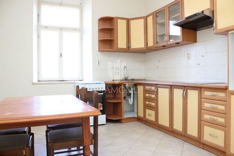 Location: Istarska županija, Pazin, Stari Pazin. We proudly present this charming apartment located not far from the center of Pazin, offering a comfortable and practical living space. This property offers the perfect balance between a peaceful envir...