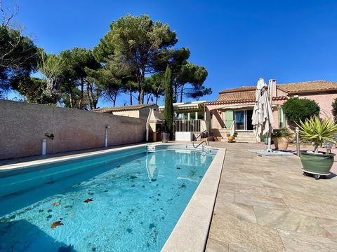RARE ON THE RESORT OF VIAS PLAGE - A few steps from the sea, discover this superb villa with swimming pool. Bright and functional, the house includes a large living room of 45m2 with open kitchen, a spacious veranda to accommodate family and friends,...