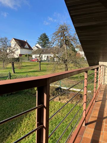 Furnished apartment with separate study and beautiful south-facing balcony in an absolutely quiet location close to the forest in Friedrichsdorf - Dillingen. Best connection to Frankfurt by S-Bahn (S5) and the motorway A5 and A 661. The apartment has...