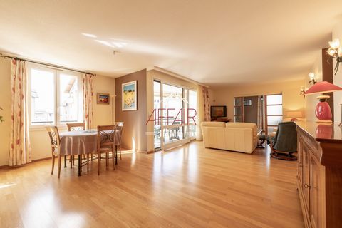 SAINT-JULIEN-EN-GENEVOIS - In a quiet area close to the Perly customs office and all amenities, this apartment of approximately 142.19 m2, on the 3rd floor, is built in a well-maintained residence with swimming pool, caretaker and elevator. Bright an...