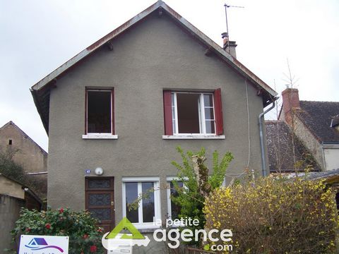 Halfway between Eguzon and Aigurande- 25 minutes from Argenton sur Creuse House with garden that can be moved in immediately: it is waiting for you to be refreshed according to your desires! Ground floor: Tiled dining room with fireplace and pellet s...