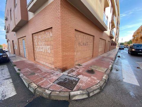 Excellent opportunity to own this commercial premises with an area of 198m² located in the town of Vícar, province of Almería. It has good access and is well connected. Do you want more information? Do not hesitate to contact us. Visit without commit...