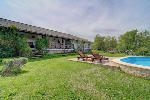Magnificent detached house in the Goierri area, with spectacular views of the Txindoki. If you want to enjoy nature and absolute peace, with approximately 6 hectares of land at your disposal to use and distribute in a thousand different ways, as far ...