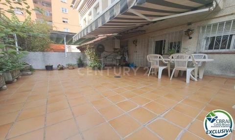 I present to you this cozy townhouse located in Figueres, next to Parc Bosc and very close to the hospital. This convenient location provides you with easy access to green spaces and nearby medical care. Furthermore, you're just a 5-minute walk from ...