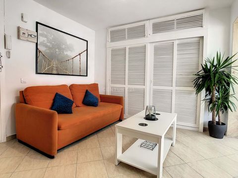 Venez découvrir ce superbe studio rénové de 38m2 à vendre à Torremolinos, Málaga ! Situé au 10ème étage, avec une vue partielle sur la mer et une salle de bains avec fenêtre, ce studio est situé au cœur de la ville, à seulement 300 mètres de la plage...