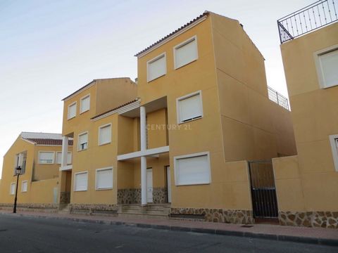 Looking for a perfect place to live? This is undoubtedly a very good option. Housing in very good condition of 101m2 useful that is distributed in Ground Floor and First Floor, communicated between them by interior stairs, has 4 bedrooms, 2 bathrooms...