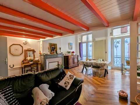 Type 2 apartment on the 1st floor of a very beautiful 3-story building. In a pedestrian street in the immediate vicinity of Boulevard de l' Ayrolle , you will enjoy the dynamic atmosphere of the many shops in the heart of the city. The 57.7 m2 proper...