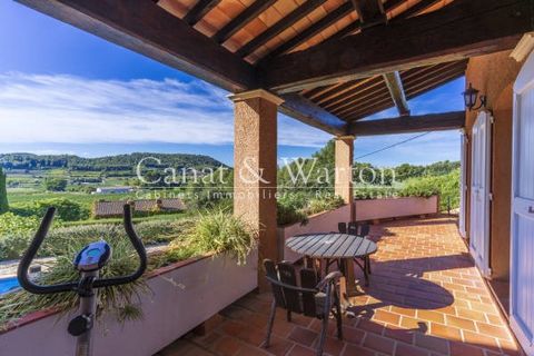 In La Cadière d'Azur, beautiful and large villa of 204m2 with 3 bedrooms and a 4th attic. Very large living room of 66m2 with cathedral roof and French-style ceilingsLarge raised terrace with dominant views of the beautiful countryside and the perche...
