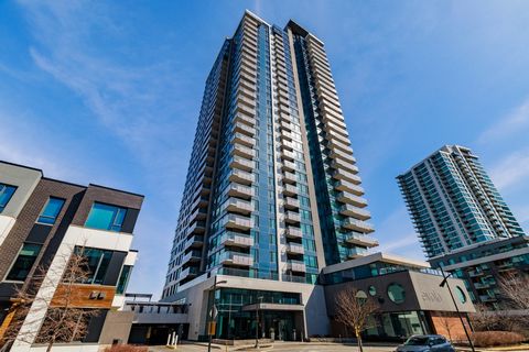 Unit located in the prestigious EVOLO 1. UNIQUE layout offers 1 bedroom + office space, walk-in closet and a balcony of over 20 linear feet with an impressive view of the St. Lawrence River! Indoor parking and locker included. 24/7 Doorman, spa with ...