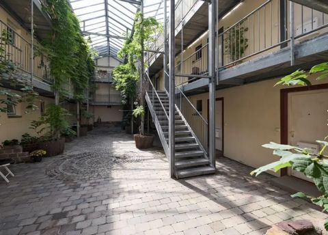 NEW after complete refurbishment - Fully furnished living in the quiet Heidelberg Wieblingen district. Spacious studio with complete equipment, terrace with garden furniture, flat screen TV with Netflix/Amazone Prime, internet, kitchen appliances, di...