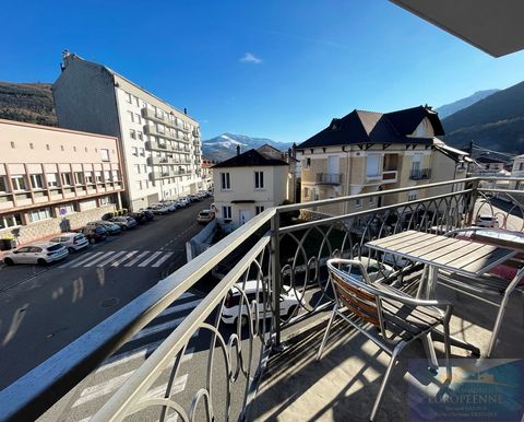 LOURDES CENTRE - VERY RARE! In recent residence with elevator located a stone's throw from the city center - Pleasant type 2 apartment with large balcony - it has an entrance, a bright living room with open kitchen opening onto balcony with mountain ...